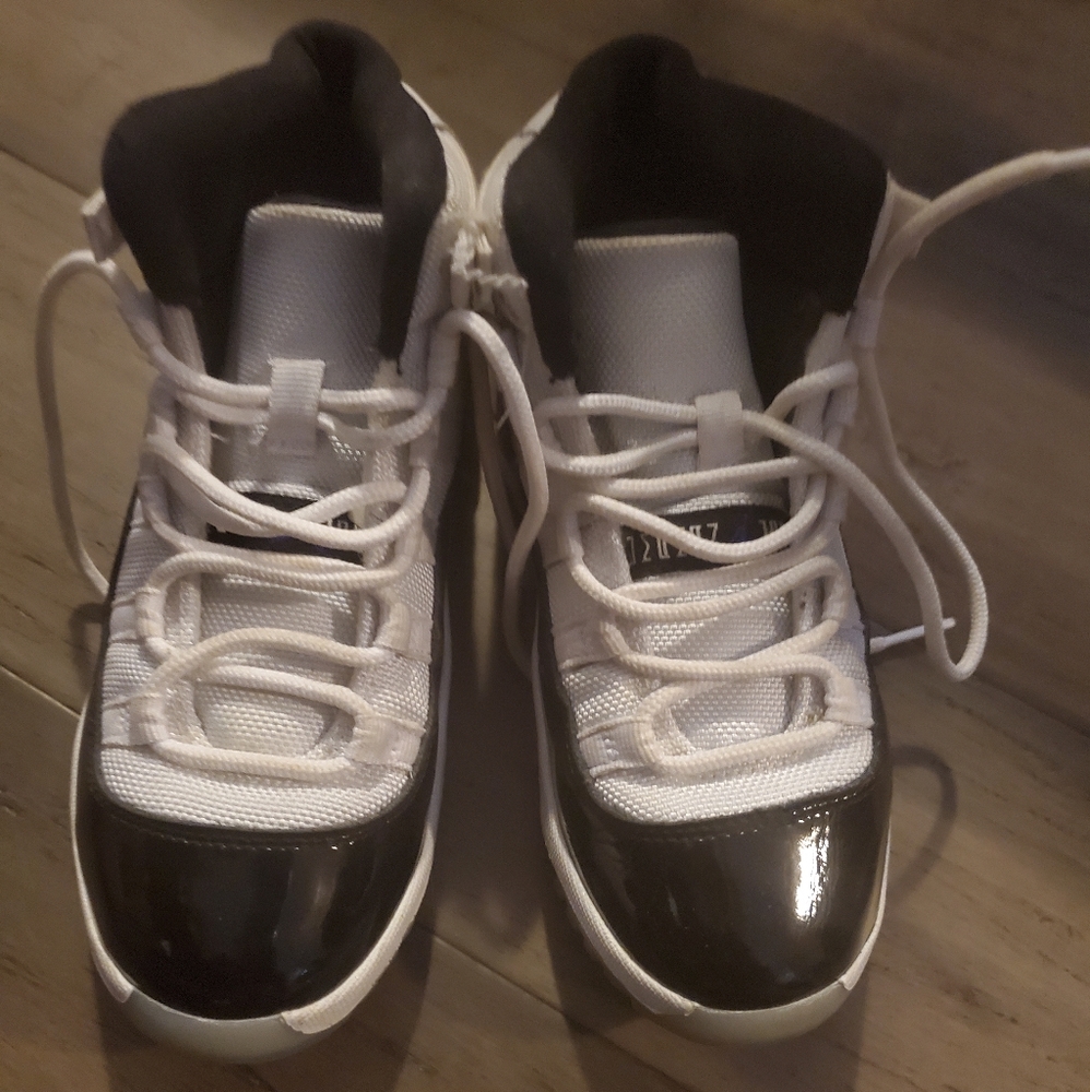 EUC Jordan 11 "breads"